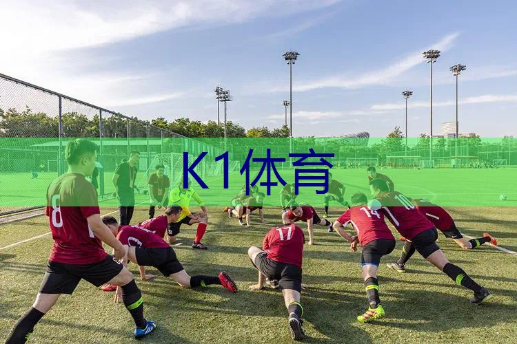 在室内吊着健身